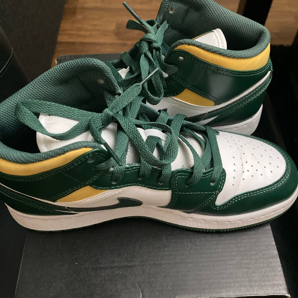 SOLD!!!Jordan 1 Mid Sneakers